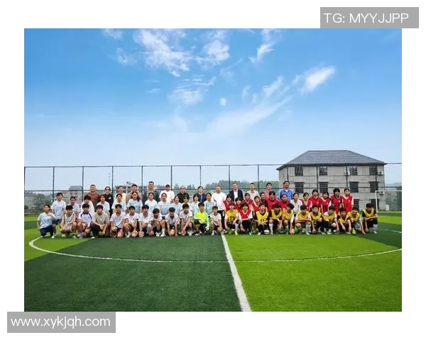 退役足球明星齐聚一堂共庆友谊赛展现激情与风采